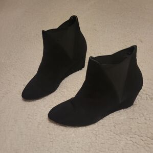 WOMENS NEW DIRECTIONS TARBY FAUX SUEDE WEDGE ANKLE BOOTS BLACK SIZE 7.5